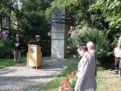 Versammlung vor dem Denkmal