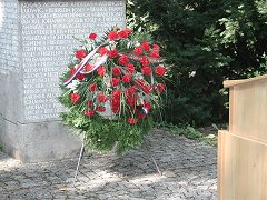 Blumengbinde am Denkmal