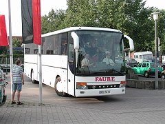 Abfahrt der beiden Busse